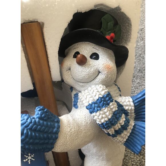 SNOWMAN PAPER TOWEL HOLDER BLUE AND WHITE RARE- HOLIDAY CHRISTMAS RESIN EUC VTG - Picture 3 of 8